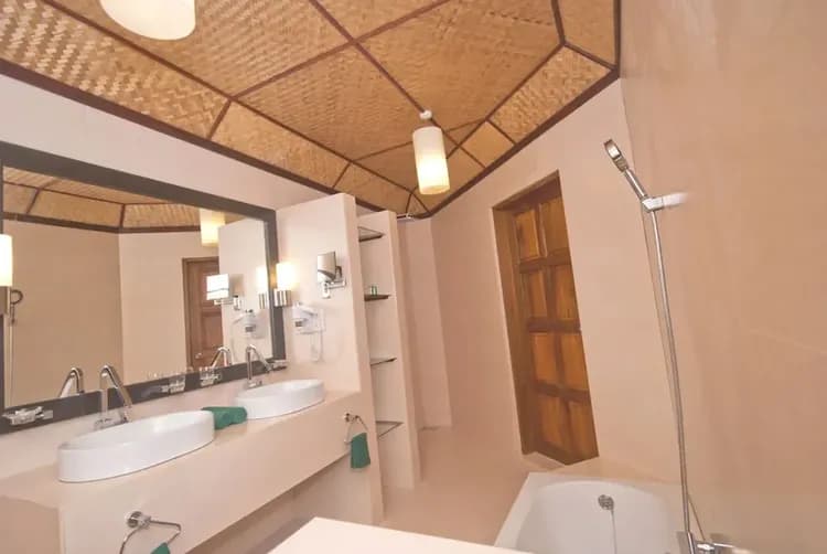 Deep soaking bathtub