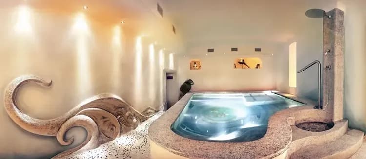 Indoor spa tub