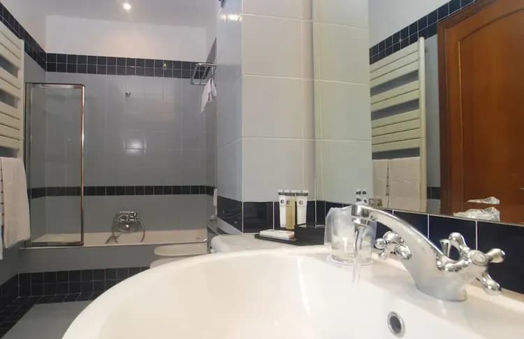 Deep soaking bathtub