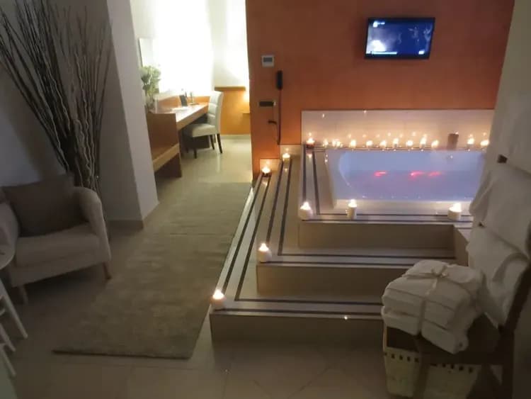 Indoor spa tub