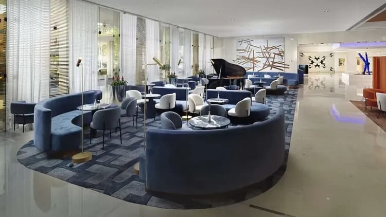 Lobby lounge