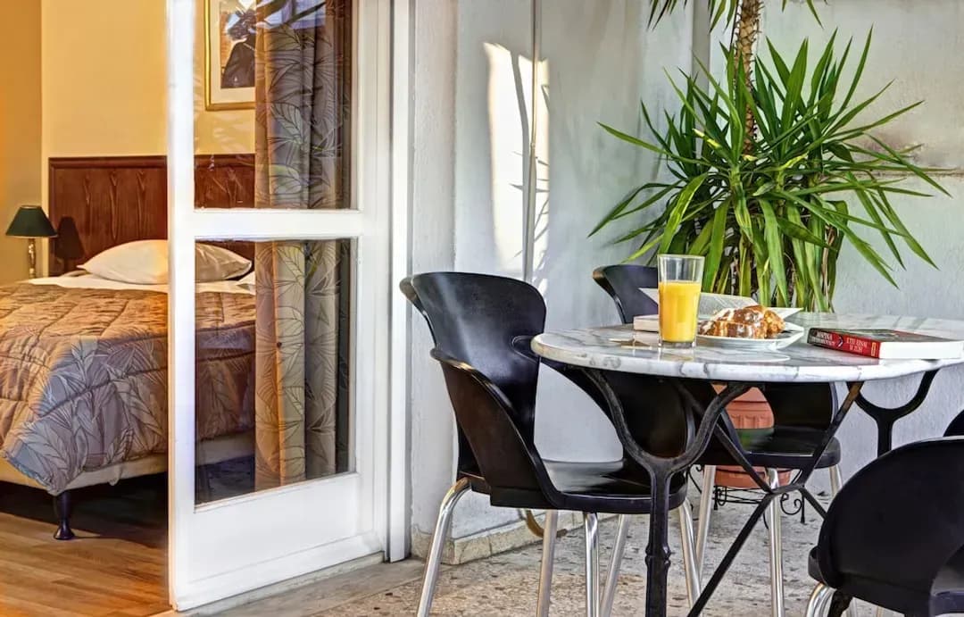 アッティカ-ニコラ ホテル