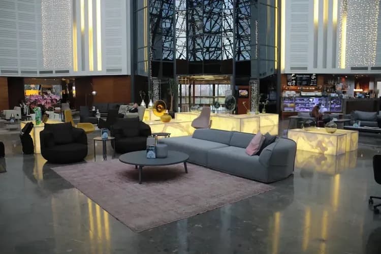 Lobby lounge