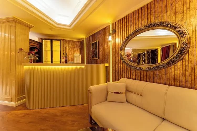 Lobby lounge