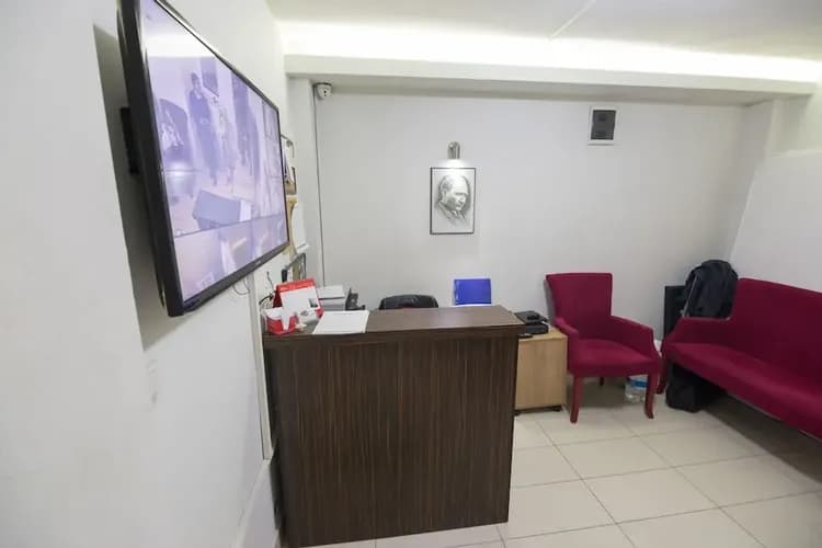 Check-in/check-out kiosk