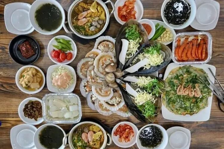 【道熙家】浮誇系烤鮑魚貝殼海鮮餐～各式烤貝類＋鮑魚＋烤蝦＋海鮮拉麵＋軟性飲料(每人一瓶) （餐標：3