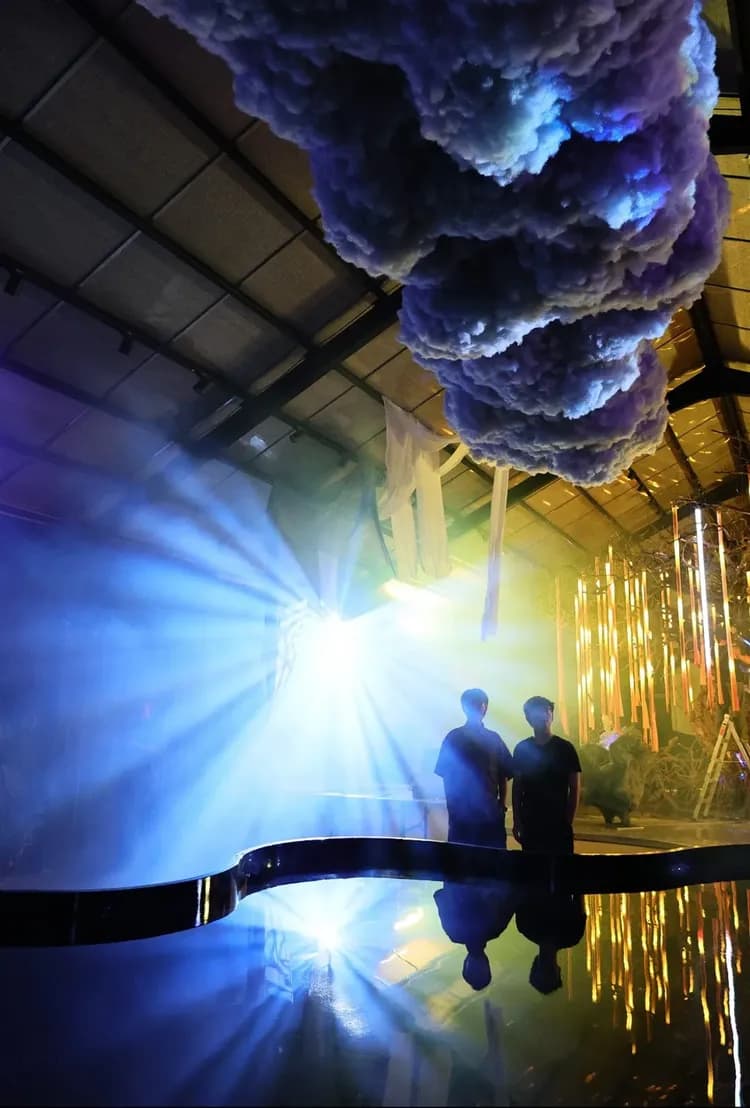 ⊚ 心靈共振池 × 光影互動雲 頌缽的音波化作水波，在水面流轉、起伏 你不僅能看見，還能用手觸摸波動的能量 頭頂的雲朵也會隨著每一次敲擊的力道與節奏而變幻 讓「聲音」成為可以被看見、被觸摸的奇蹟