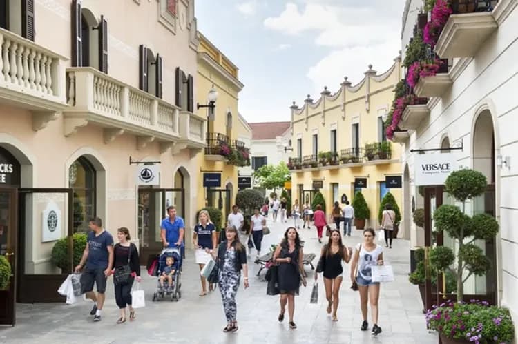 西班牙旅遊│高速火車,中段飛機,聖家堂入內,阿爾罕布拉宮,風車村,Outlet購物村10日-5