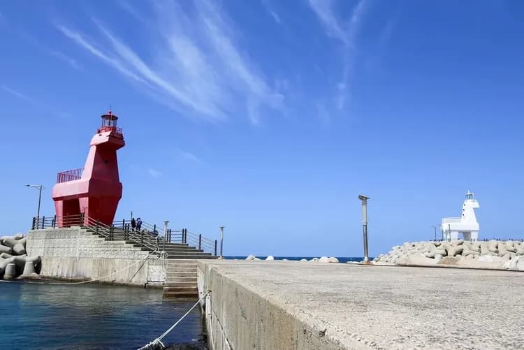 梨湖紅白馬燈塔