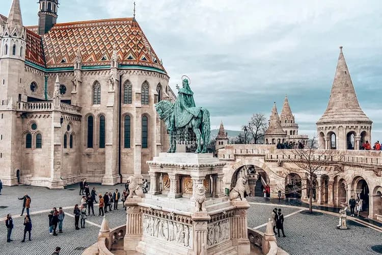 【阿聯假期】經典五星奧捷匈13天~三晚五星、三大湖區、四遊船、國王湖、鹽礦、熊布朗宮、米推餐-10