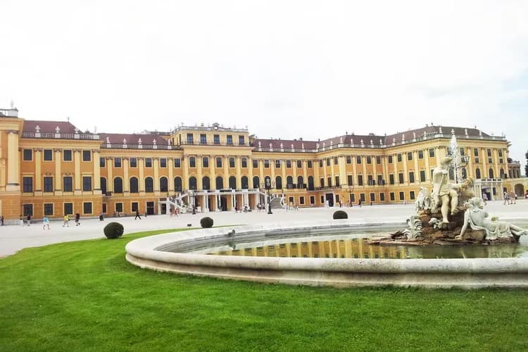 【阿聯假期】經典五星奧捷匈13天~三晚五星、三大湖區、四遊船、國王湖、鹽礦、熊布朗宮、米推餐-9