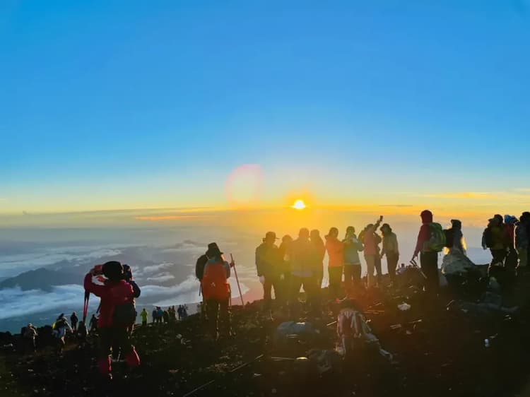 2026 富士山登頂之旅｜吉田口經典路線・山屋過夜 · 溫泉泡湯 · 季節水果放題