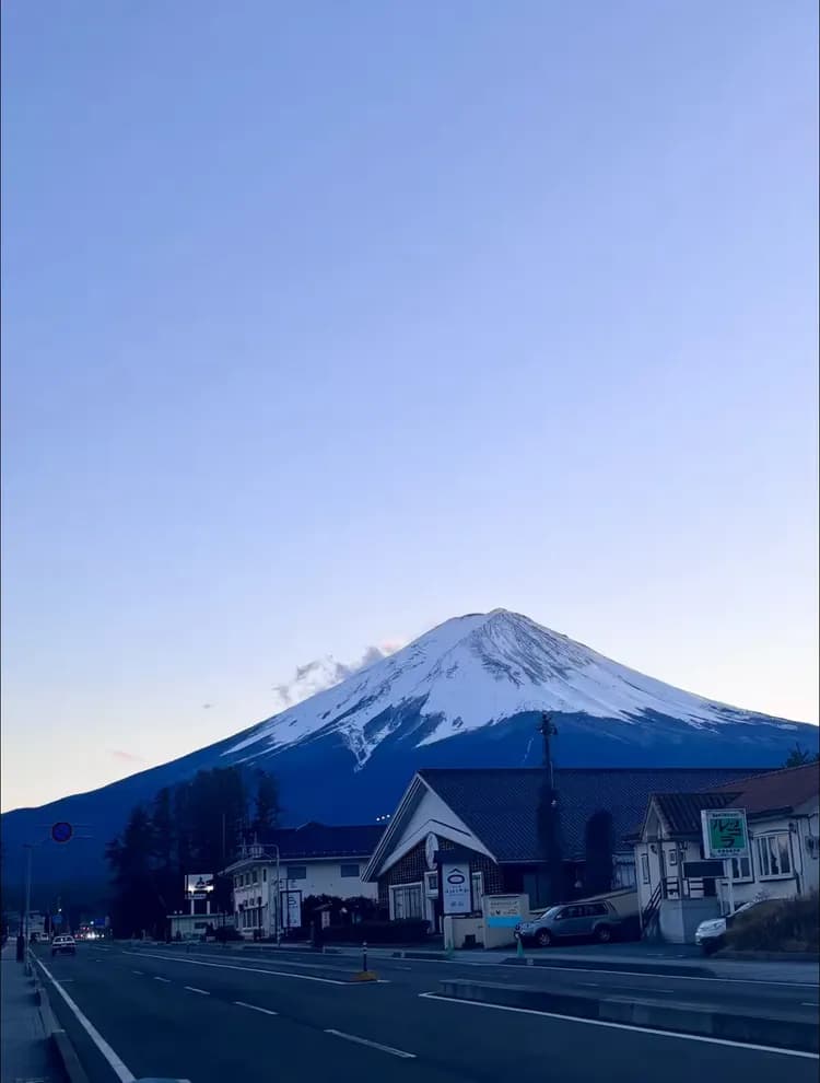 徒歩3分ほどでメインストリートに出るとこのような美しい富士山が見えます。