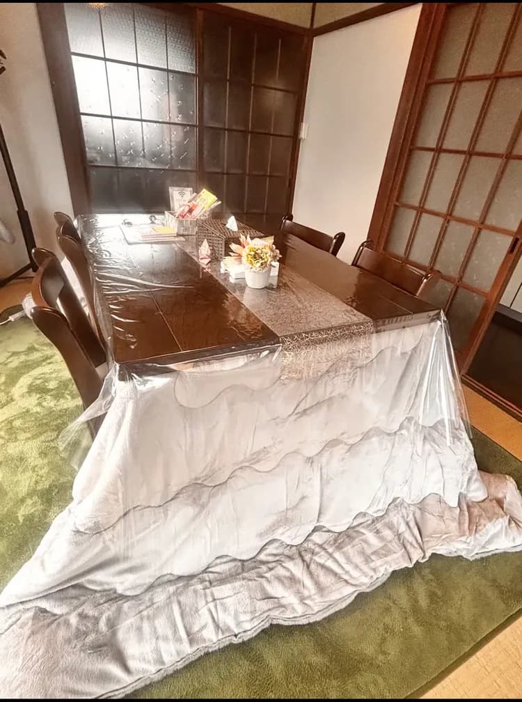 寒い時期にはこたつ（テーブルの下にヒーターがついていて、布団をかけ足や体を中に入れて温まりまる日本の冬用暖房家具）をご用意しています。