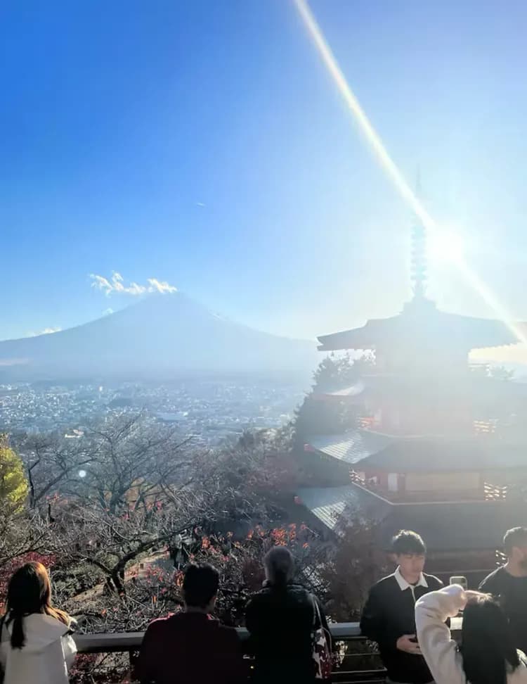 富士吉田市・新倉山公園の忠霊塔です。観光客に人気の美しいスポットです。