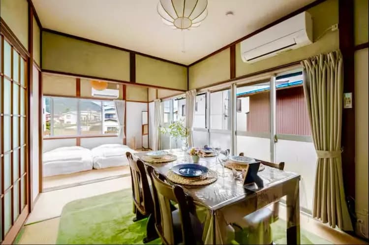 ダイニング、寝室ともにエアコンを完備