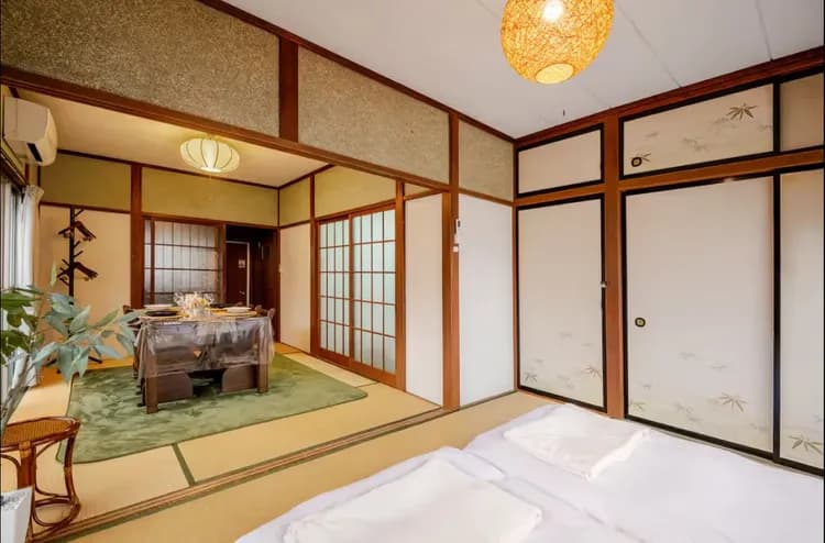 ダイニングエリアは冬はこたつをご用意しています。ゆったりとおくつろぎください。