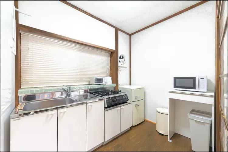 フルキッチン。調味料や調理器具、電子レンジ、電気ポットもご用意しています。