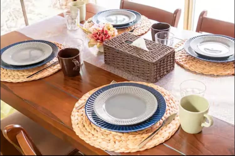 ダイニングエリアにはお茶やお菓子、カードゲームや折り紙などアメニティをご用意しています。