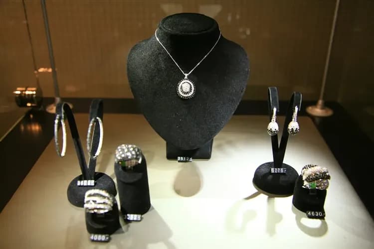 預購最高省1萬5｜經典荷比法｜美食觀光巴士、羊角村、布魯日古城、羅浮宮、三遊船、巴黎市區三晚10日-5