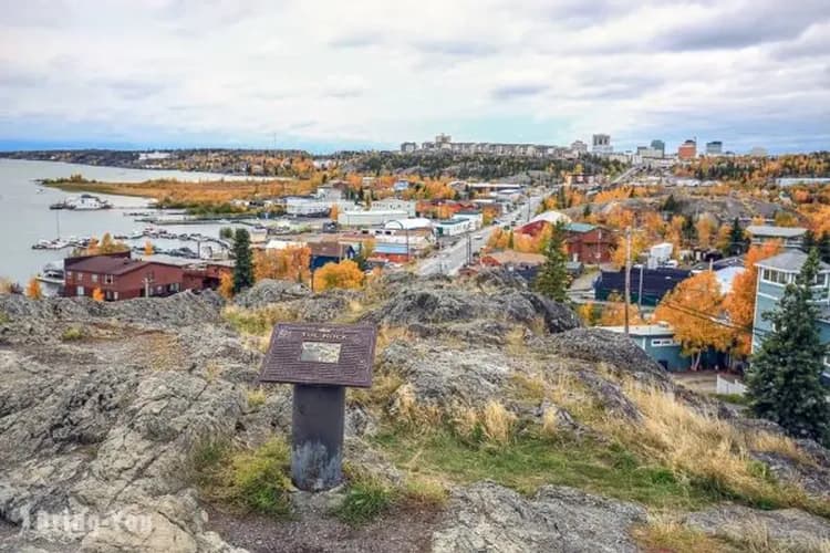 飛行員紀念碑-黃刀鎮漫遊