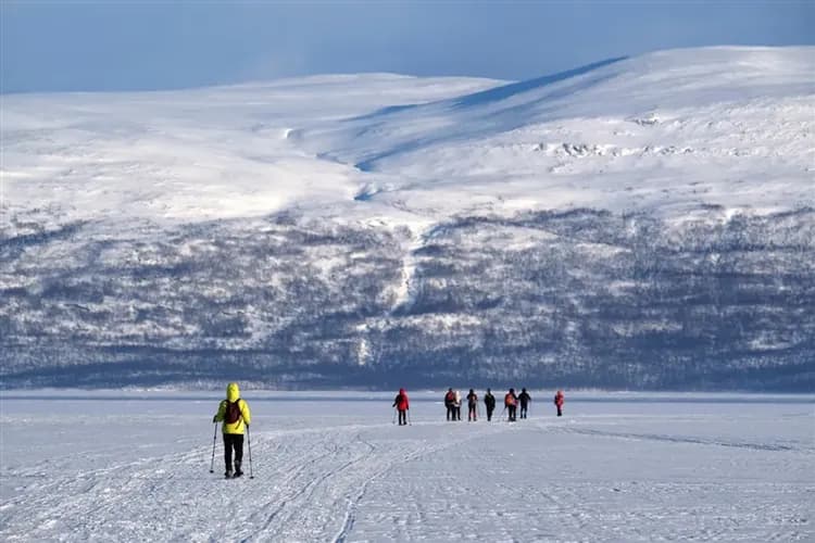 玩樂369經典羅浮敦阿比斯庫極光追逐11日｜極光船纜車海空雙體驗、北極列車、快艇捕蟹、雪鞋遠足、冰酒店-14