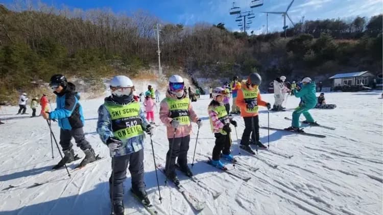 Fun Ski提供自由滑雪、雙板、單板等多種滑雪課程供選擇，適合各級選手參加。課程依據程度分級，全程由專業中、英文教練教學，一位教練指導10～15人，讓您輕鬆上手。