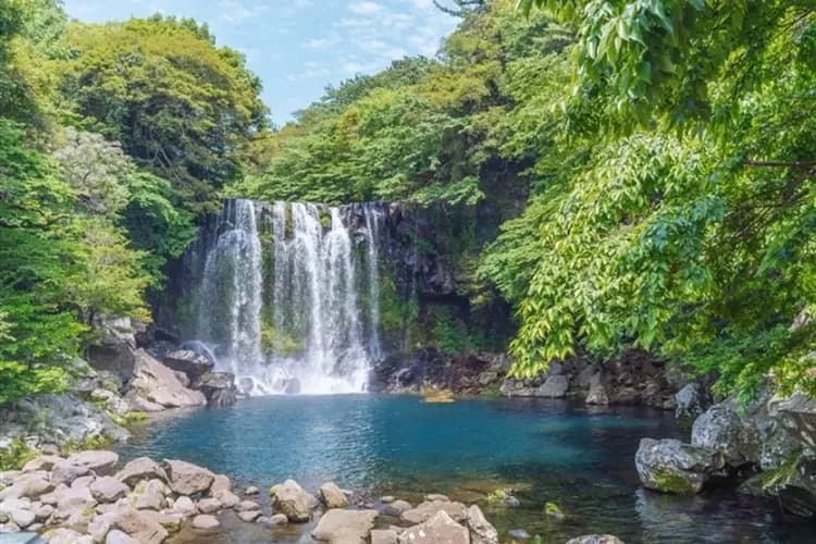 旅展優惠｜升等五星｜探訪海女村．汗蒸幕樂園．品嚐鮑魚火鍋．雞尾酒DIY．動感摩托車秀(一站購物彩妝)五日|高雄