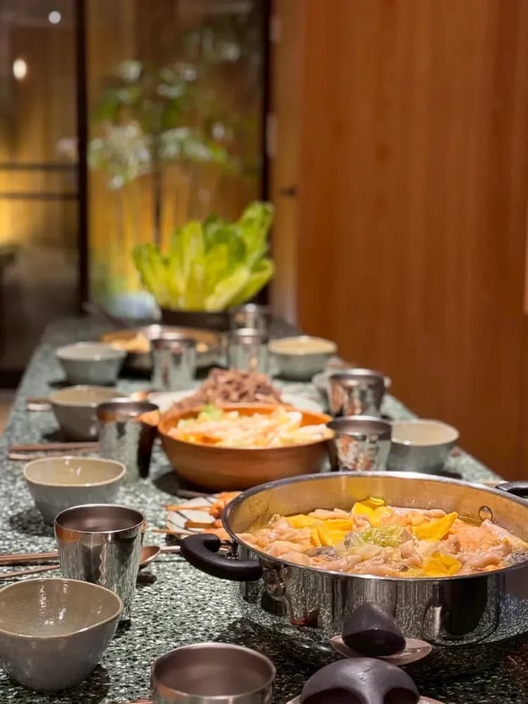 珍友愛｜慢食時光的餐桌風景 在台南的夜晚，與熟悉的朋友圍坐在中島餐桌，一起準備、聊天、享用熱騰騰的火鍋。珍友愛提供齊全的餐具與廚房設備，讓旅行也能像家一樣，熱鬧又溫暖。