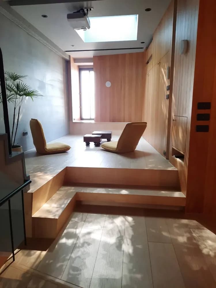 珍友愛｜三樓和室的光影靜謐 陽光穿過天井灑落地板與牆面，午後的三樓和室是最適合放空與冥想的角落。你可以坐下來閱讀、聊天、看一場 Netflix，也可以什麼都不做，靜靜感受台南午後的光與影。