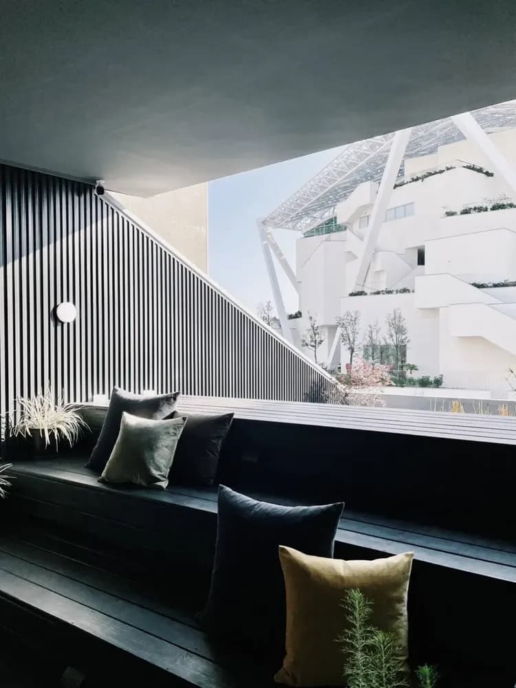 頂樓露台｜靜坐遠眺台南美術二館，享受光影與風的流動。白天綠意盎然，夜晚燈景迷人，是聊天發呆的最佳角落。