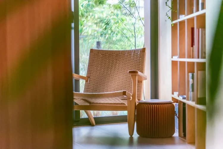 珍友愛｜二樓閱讀角 × 長濱書粥選書 一張藤編椅、幾本書、窗邊斜光。二樓閱讀角邀請旅人靜下來，選書來自台東長濱的「書粥獨立書店」，讓旅途中也能展開一段意外的文字旅行。