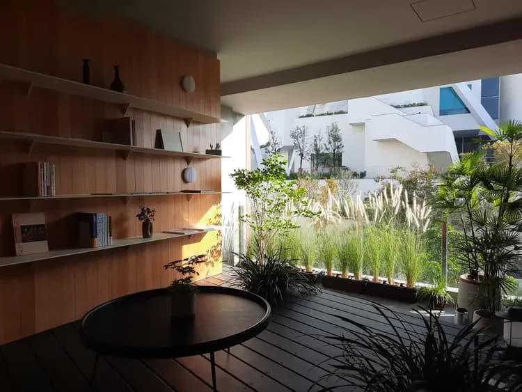 三樓景觀露台｜面對台南美術館二館，是一個適合聊天、閱讀與放鬆的靜謐角落。夜晚點燈後氣氛溫暖，是許多旅人最喜歡停留的地方。