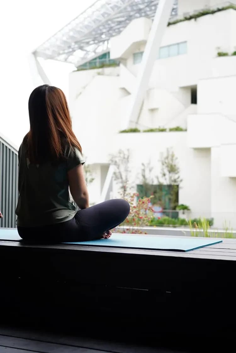 頂樓露台｜晨光灑落，旅人靜坐在瑜伽墊上，對望美術館建築的層層肌理，在城市的中心，也能找到屬於自己的寧靜片刻。