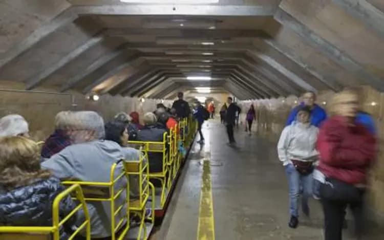 斯洛維尼亞景點波斯托納鐘乳石洞小火車