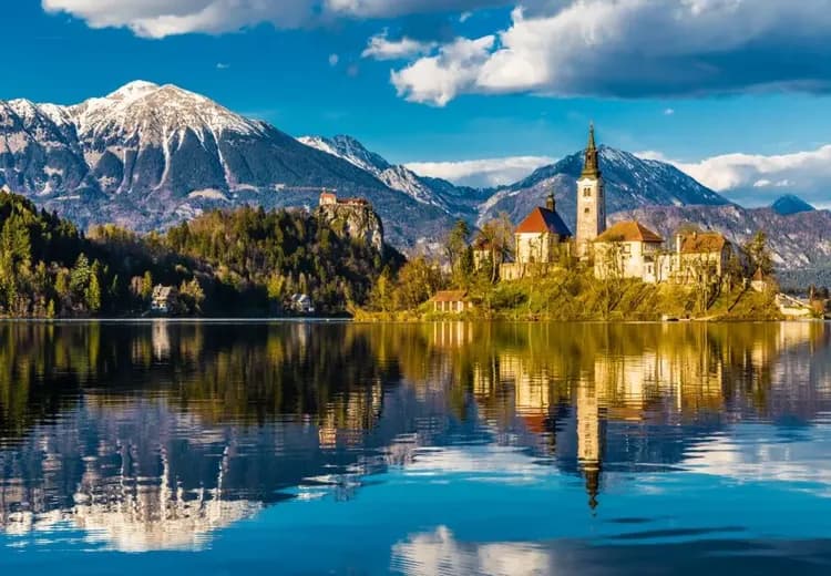 斯洛維尼亞景點布雷德湖湖心島與布雷德城堡