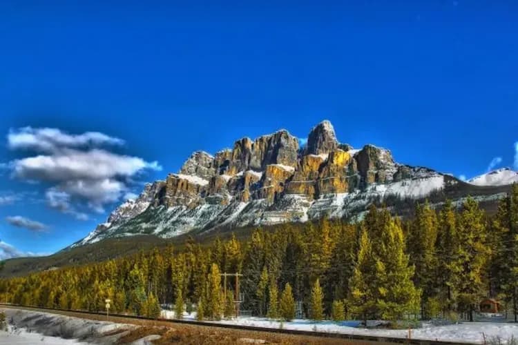 黃刀鎮喜迎春～三晚極光旅行、狗拉雪橇體驗、四大國家公園、露易絲湖城堡11日-13