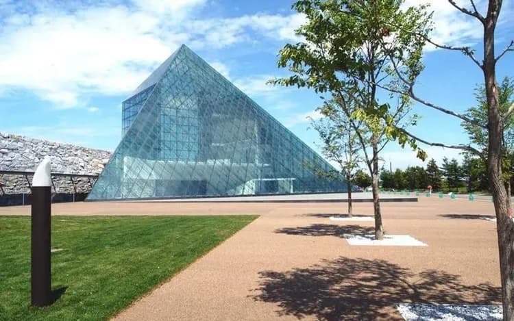 莫埃來沼公園(玻璃金字塔)