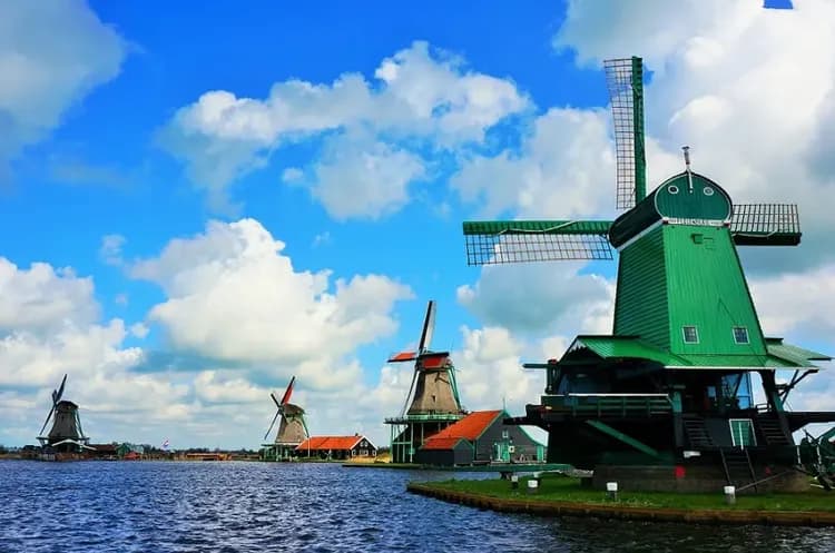 法比荷喜迎春～登艾菲爾鐵塔、羅浮宮三遊船、百年皇宮餐廳、巴黎萬豪大使酒店10日-16