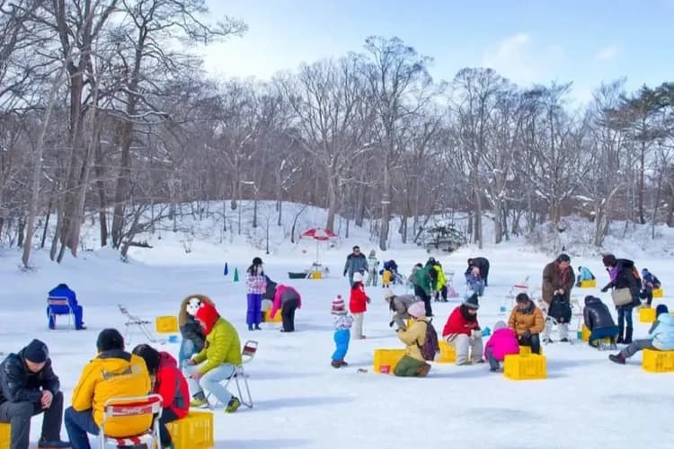 七飯大沼国際観光コンベンション協会提供-雪上活動四合一(冰上釣魚、雪盆體驗、戲雪、漫步)品嚐炸魚天婦羅