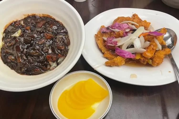 韓式炸醬麵(每人一碗)+糖醋肉