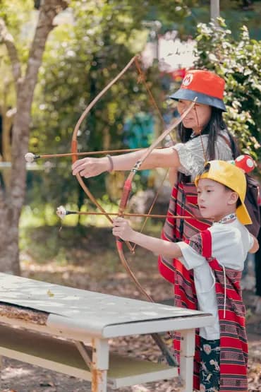 使用傳統泰雅弓具，讓小朋友也能化身小小獵人，透過遊戲學習原住民文化，寓教於樂、趣味十足。