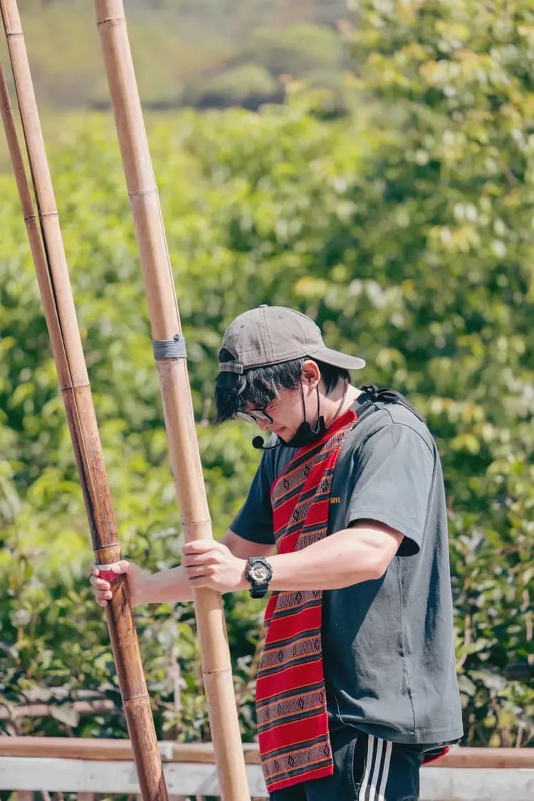 傳統泰雅族迎賓儀式，以「竹禮砲」聲響象徵歡迎與祝福，讓旅人一踏入部落就感受到濃濃的文化氛圍。