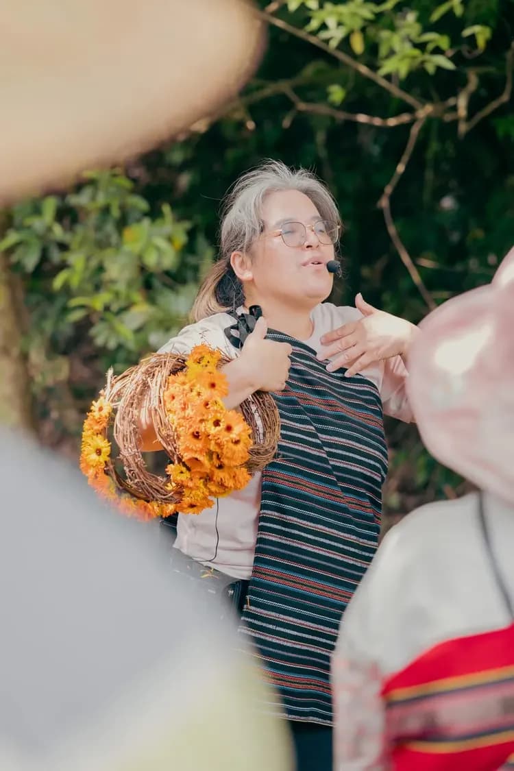 透過觸摸、聆聽、嗅聞、觀察與行走，打開五感進入部落與自然對話的節奏，深度感受香草與山林帶來的療癒力量。