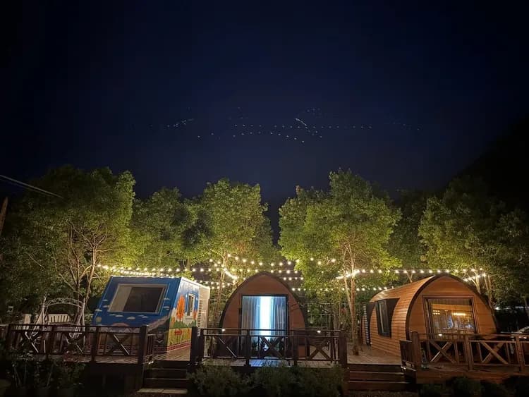 夜幕低垂，營區點燈，感受山林星空下的靜謐與浪漫。