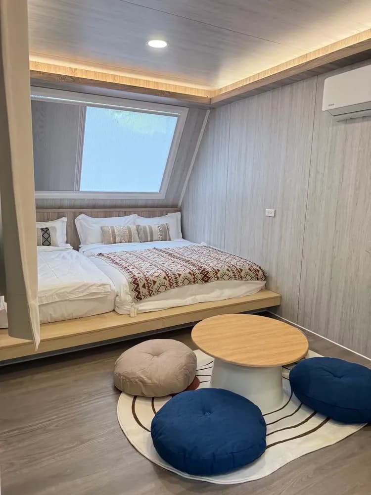 專為香草迷設計的主題露營車，結合金盞花意象與自然光感，入住其中仿若被療癒植物環繞，輕鬆享受山林假期。