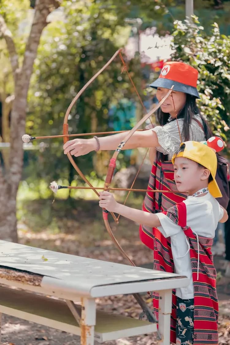 使用傳統泰雅弓具，讓小朋友也能化身小小獵人，透過遊戲學習原住民文化，寓教於樂、趣味十足。