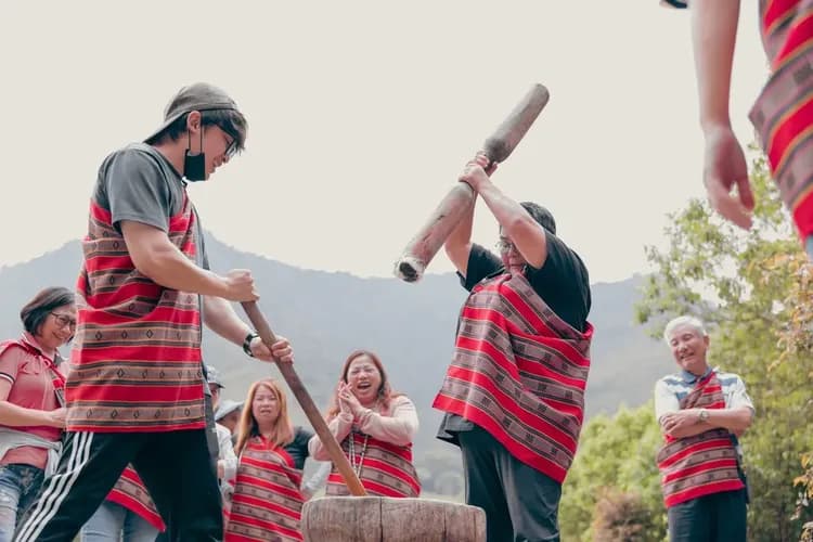 揮動木杵、合力搗麻糬，感受原住民節慶聚會的熱鬧氛圍，是旅人最難忘的互動活動之一。