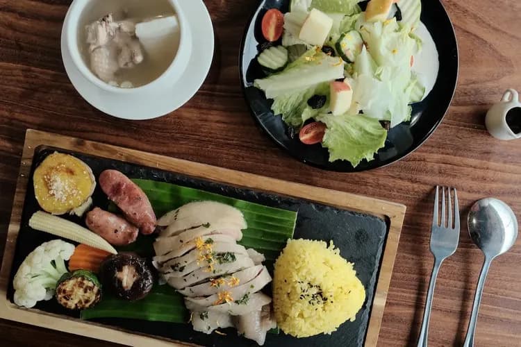 結合部落食材與香草風味的創意料理，使用自家農場栽種植物入菜，從主食、配菜到湯品皆用心呈現，讓旅人從餐桌認識部落的味道。