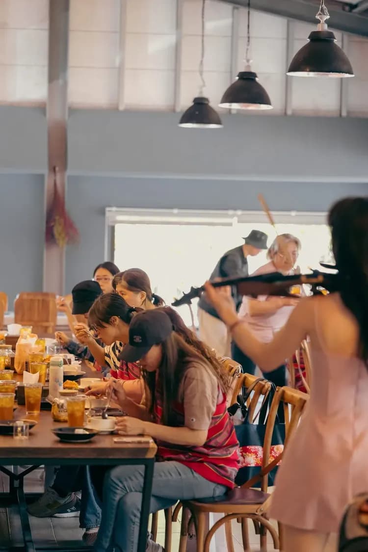 溫潤柚木桌椅與自然採光，營造放鬆舒適的用餐氛圍，享用香草入菜的部落風味料理，更添生活美感。